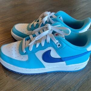 Nike Kids' Air Force 1 LV8 Sneaker in White/Light Blue/Royal Blue Size 6Y